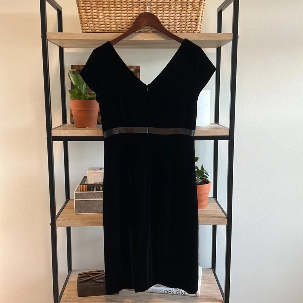 Bloomingdale's Velveteen Rayon/Silk V-neck Evening Gown Dress (LBD), 10 - Picture 4 of 6